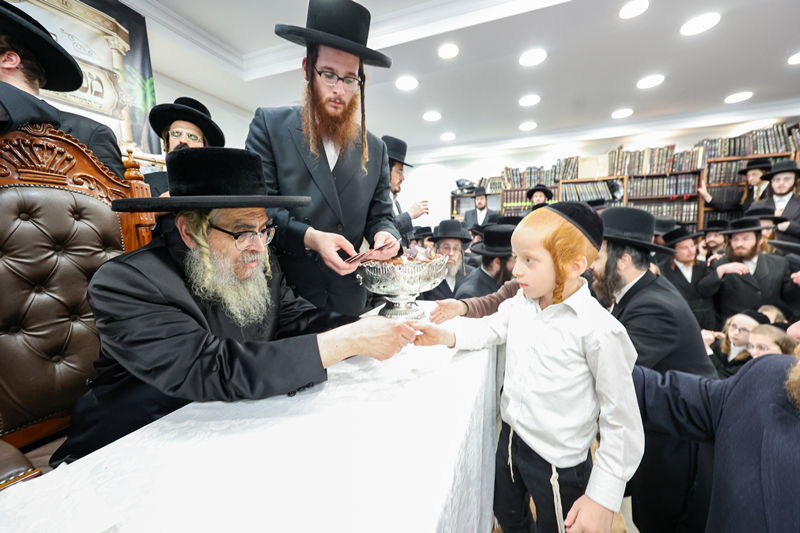 האדמו"ר מסאטמר בתפילת שחרית בבית שמש