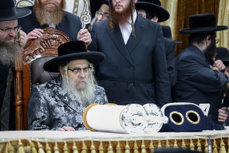 האדמו"ר מסאטמר בסיום כתיבת ס"ת