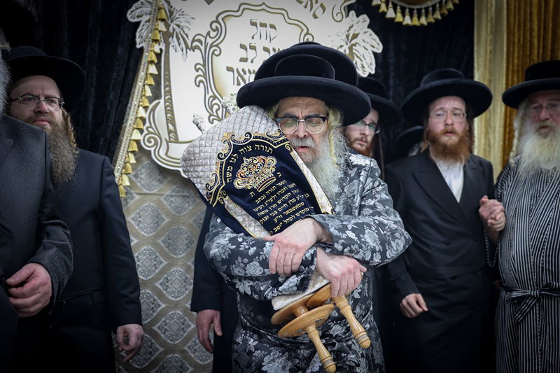 האדמו"ר מסאטמר בסיום כתיבת ס"ת