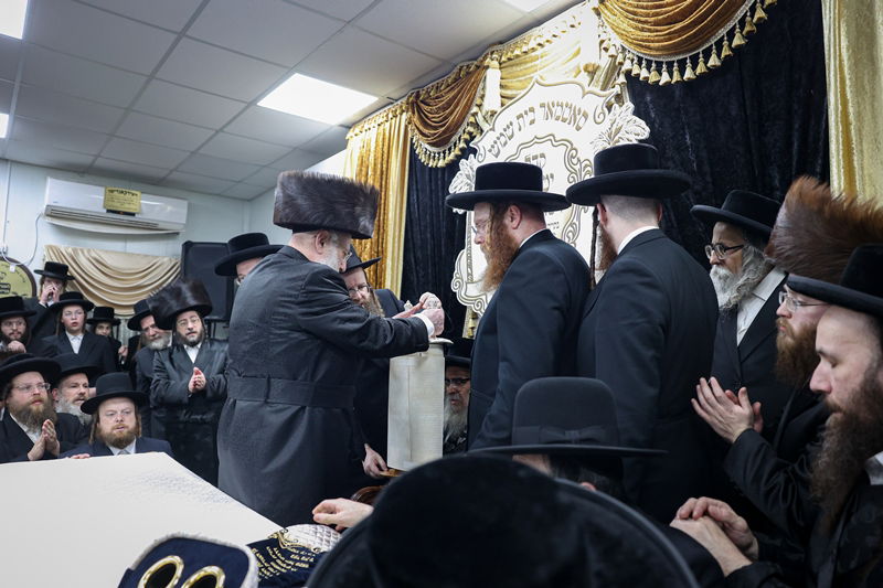 האדמו"ר מסאטמר בסיום כתיבת ס"ת