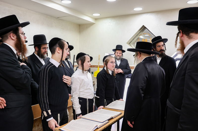 האדמו"ר מסאטמר בסיום כתיבת ס"ת