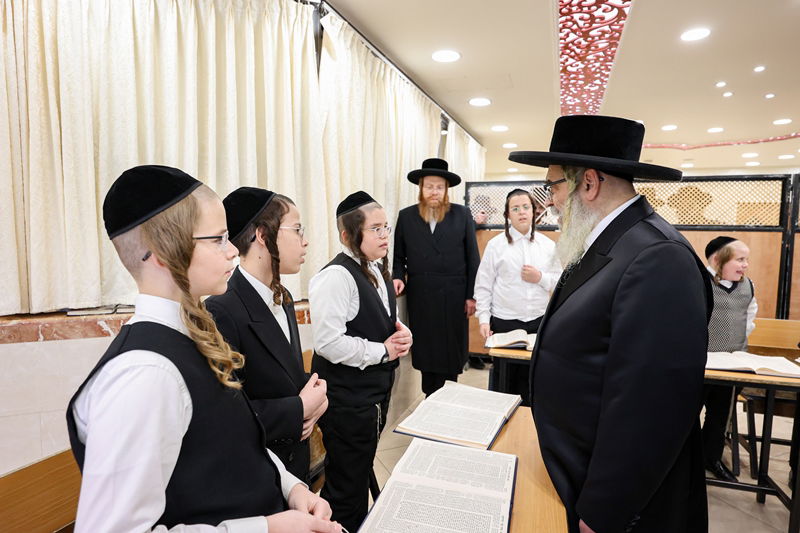 האדמו"ר מסאטמר בסיום כתיבת ס"ת