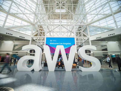 לוגי של חברת שירותי האינטרנט של אמזון מוצג בכנס בלוס אנג'לס