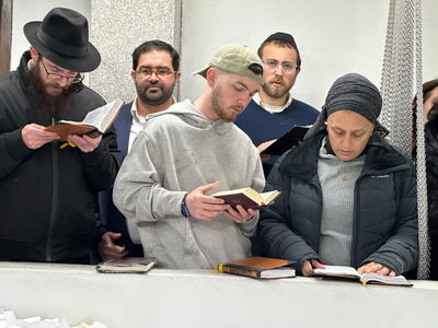 "זה כל כך מיוחד": ארבעת ניצולי השבי סגרו מעגל בתפילה מרגשת