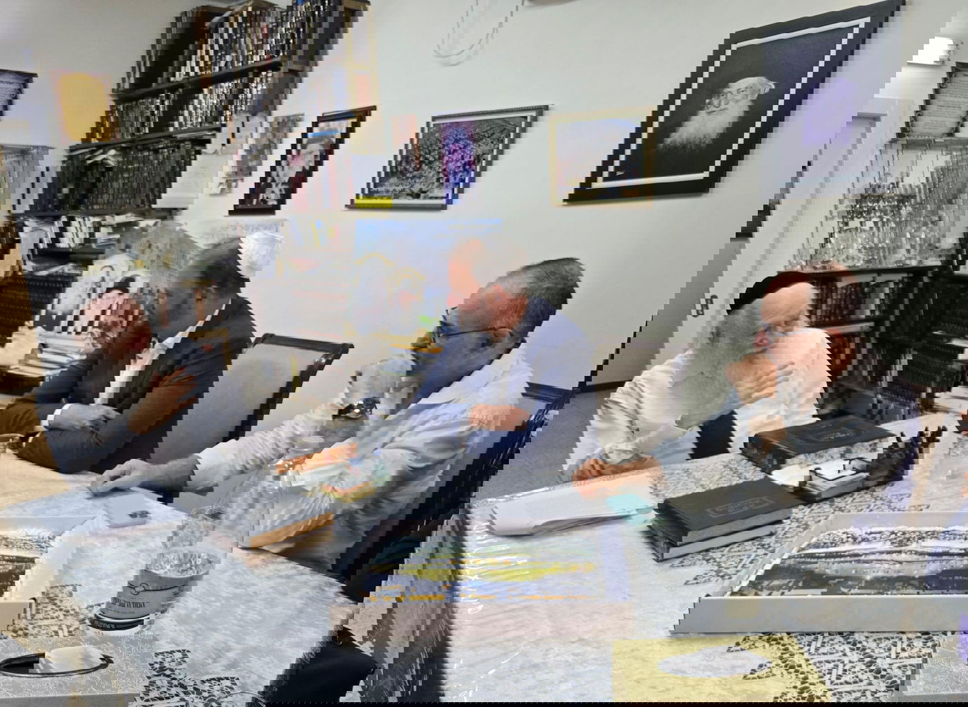 עורכי הדין אודי ארצי ורן פלדמן במעונו של נשיא ישיבת פוניבז' הגר"א כהנמן