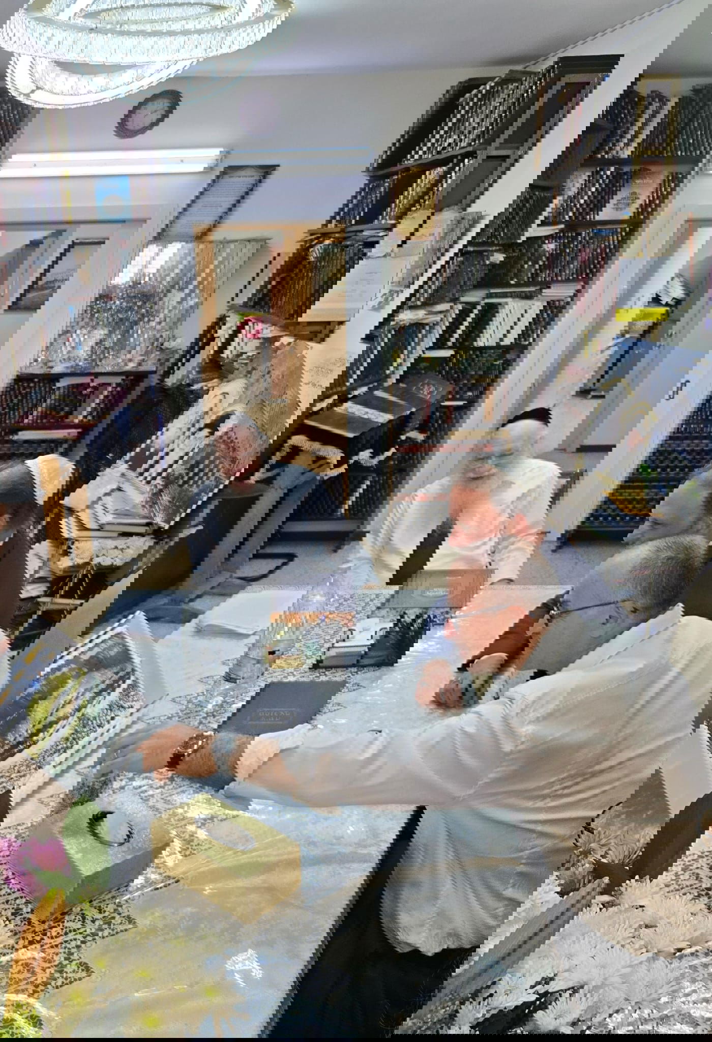 נשיא ישיבת פוניבז' עם עורכי הדין רן פלדמן ואודי ארצי