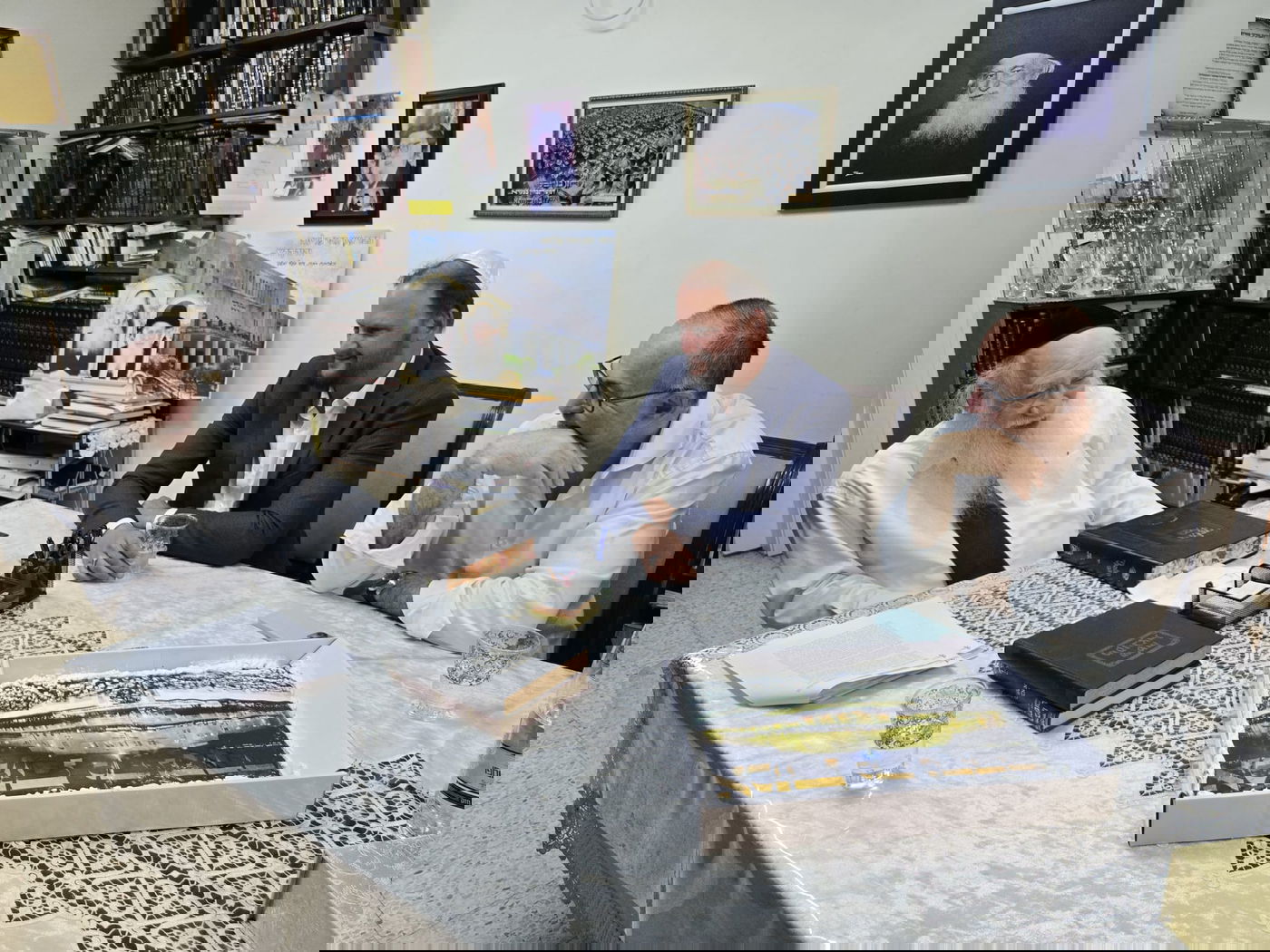 עו"ד אודי ארצי ועו"ד רן פלדמן עם נשיא ישיבת פוניבז' הגר"א כהנמן