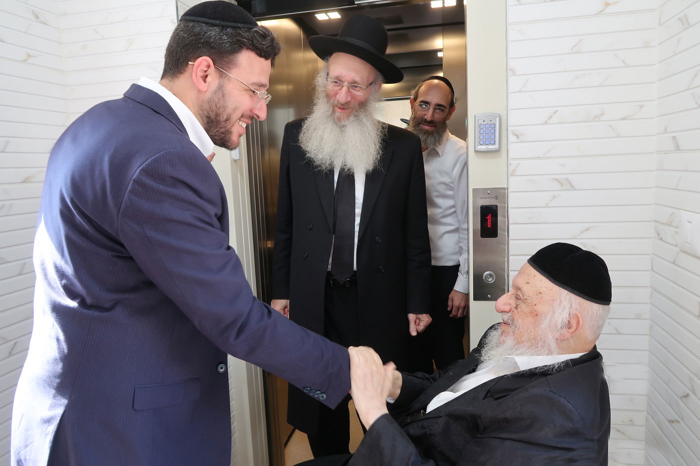 קביעת מזוזה במעלית בביתו של הגרב"ד פוברסקי