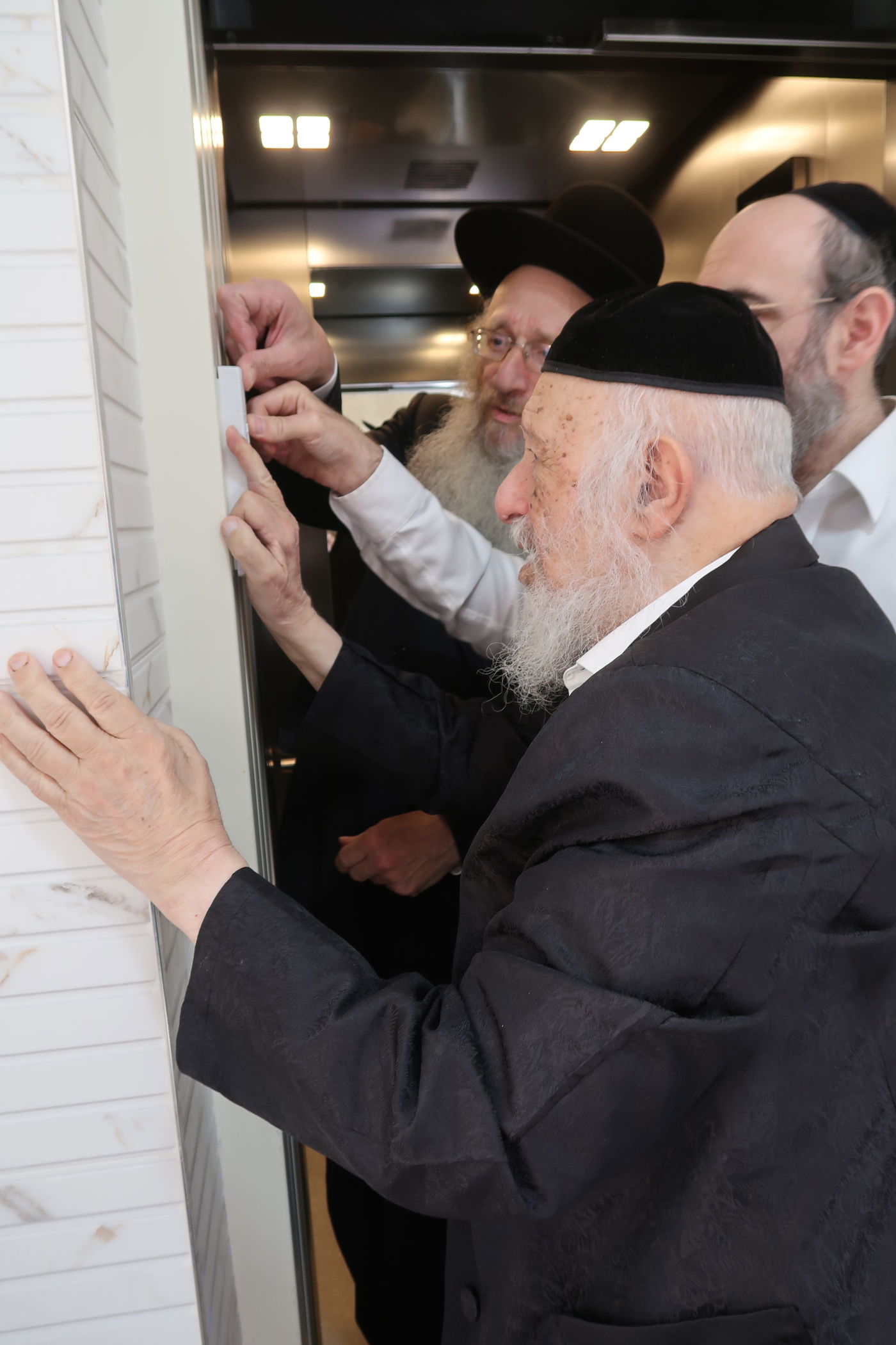 קביעת מזוזה במעלית בביתו של הגרב"ד פוברסקי