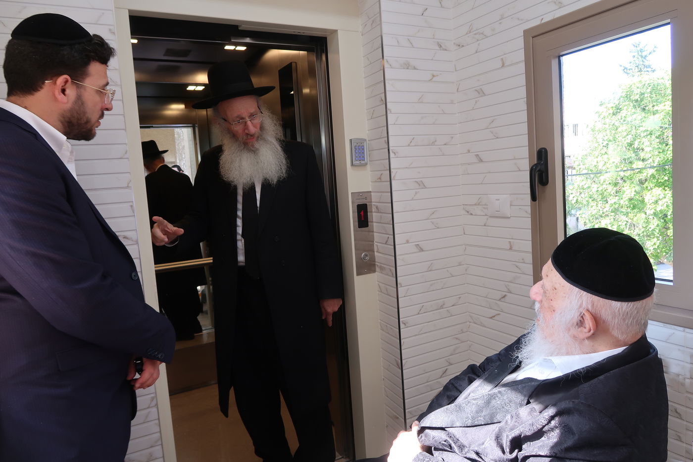 קביעת מזוזה במעלית בביתו של הגרב"ד פוברסקי