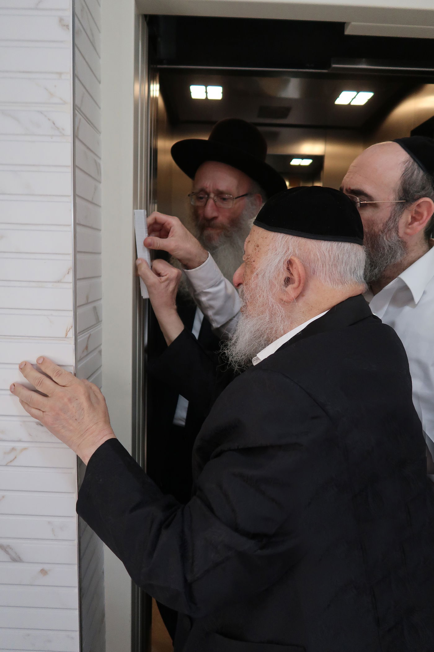 קביעת מזוזה במעלית בביתו של הגרב"ד פוברסקי
