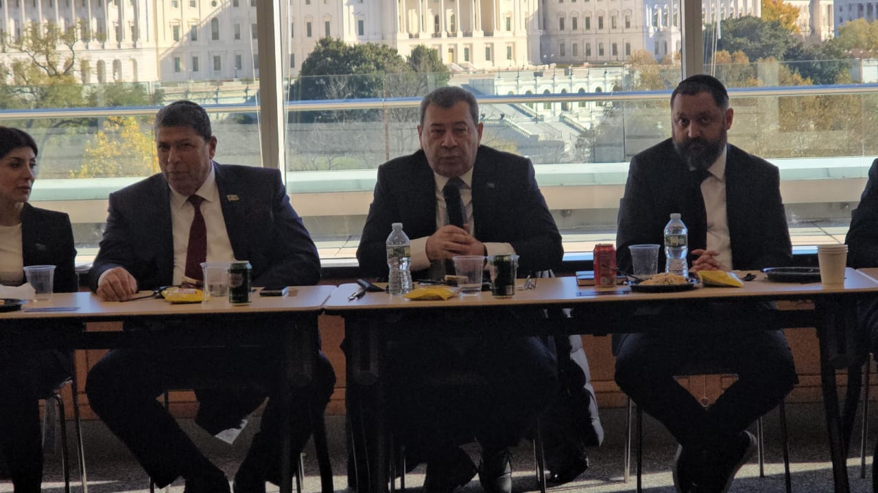 המשלחת של חברי הפרלמנט עם הרב איסייב בארה"ב