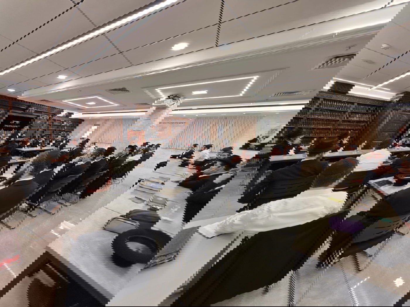 בעקבות מעצר בחורים: סבב ביקור חריג של בכירי רבני חב"ד בישיבות