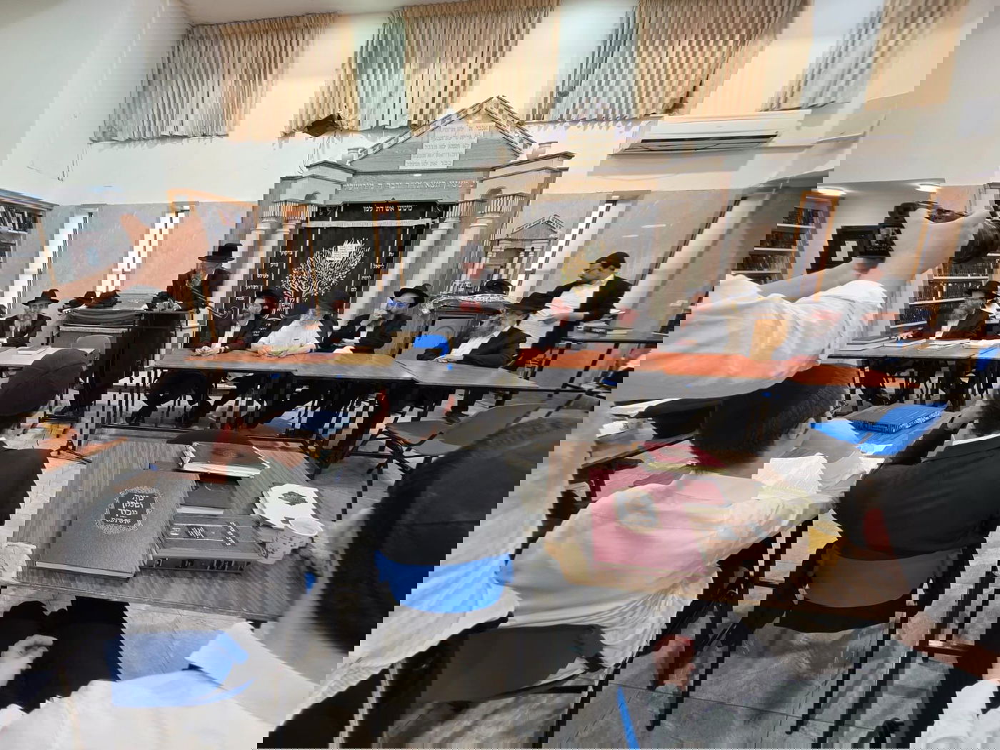 בעקבות מעצר בחורים: סבב ביקור חריג של בכירי רבני חב"ד בישיבות