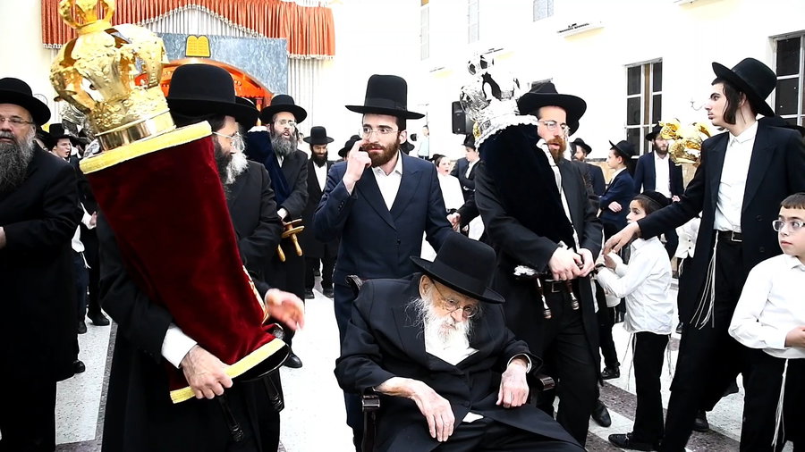 הכנסת ס"ת ע"י הגר"מ גריינמן