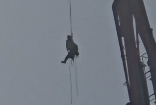 תיעוד דרמטי משמי ירושלים: נער חרדי חולץ מעגורן בגובה 36 קומות