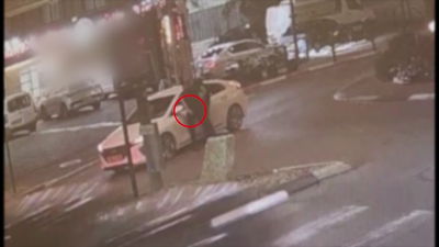 "תתנצל", דרשו מהנהג שעקף אותם; הוא סירב ונדקר בפניו | תיעוד דרמטי