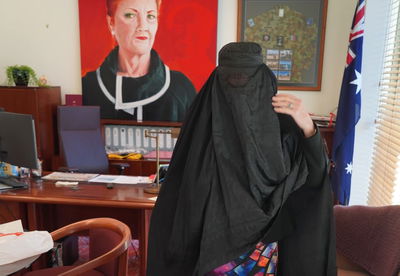 חברת הפרלמנט לובשת בורקה במשרדה