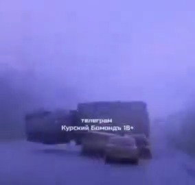 משאית של צבא רוסיה מתהפכת על רכבים בכביש