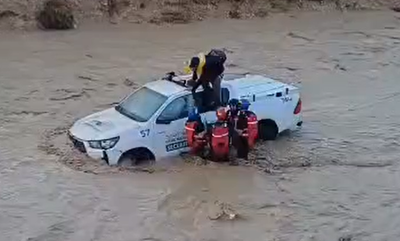 תיעוד דרמטי: כך חולץ נהג רכב שנלכד בשיטפון בנחל יתיר | צפו