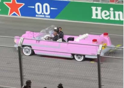 המכונית בנסיעה על המסלול