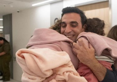 יוני אשר מתאחד עם משפחתו