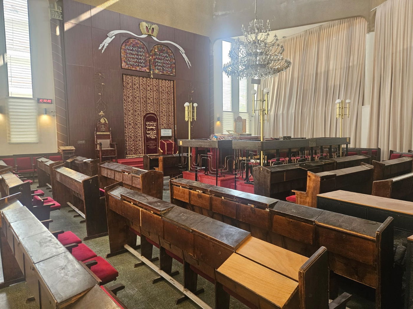 בית הכנסת מגורים בתל אביב בו נערכה הבוררות הקודמת בין הגיסים הגאונים רבי אליעזר כהנמן ורבי שמואל מרקוביץ