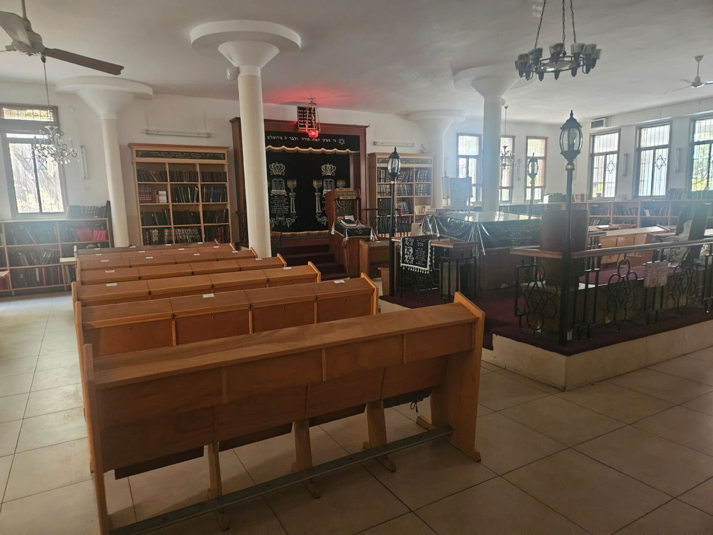 בית הכנסת מגורים בתל אביב בו נערכה הבוררות הקודמת בין הגיסים הגאונים רבי אליעזר כהנמן ורבי שמואל מרקוביץ