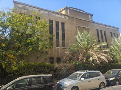 בית הכנסת מגורים בתל אביב בו נערכה הבוררות הקודמת בין הגיסים הגאונים רבי אליעזר כהנמן ורבי שמואל מרקוביץ