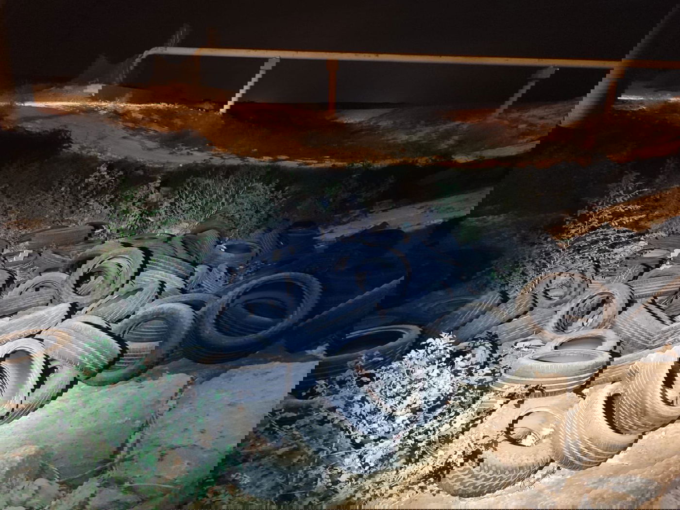 מצבור הצמיגים שנתפס