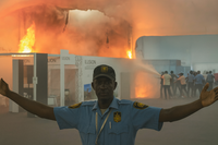 אש בוועידת האקלים: המשתתפים נאלצו לברוח בעקבות שריפה | צפו