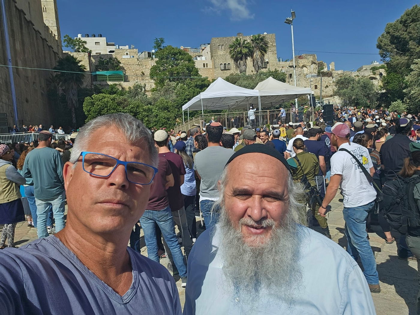 המיליארדר נעם לניר בחברון עיר האבות לצד הרב חננאל אתרוג ראש ישיבת שבי חברון בלוויה של הקדוש אליקים הי"ד בנו של אליהו ליבמן 