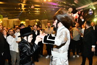 האדמו"ר ממעז'יבוז' בריקוד עם בנו מושי בשמחת בר המצווה