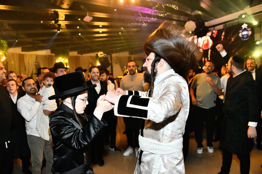 האדמו"ר ממעז'יבוז' בריקוד עם בנו מושי בשמחת בר המצווה