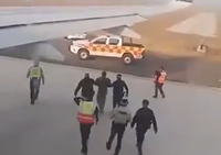 גבר פרץ למסלול ההמראה וניסה להתקרב למנוע המטוס; צוותי האבטחה עצרו אותו | תיעוד