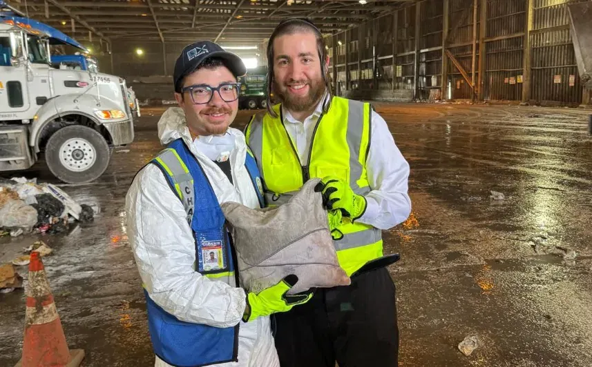 הרב אלי עקשטין  Chabad of Dania Beach עם התפילין