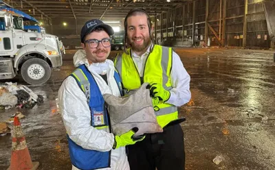 הרב אלי עקשטין  Chabad of Dania Beach עם התפילין