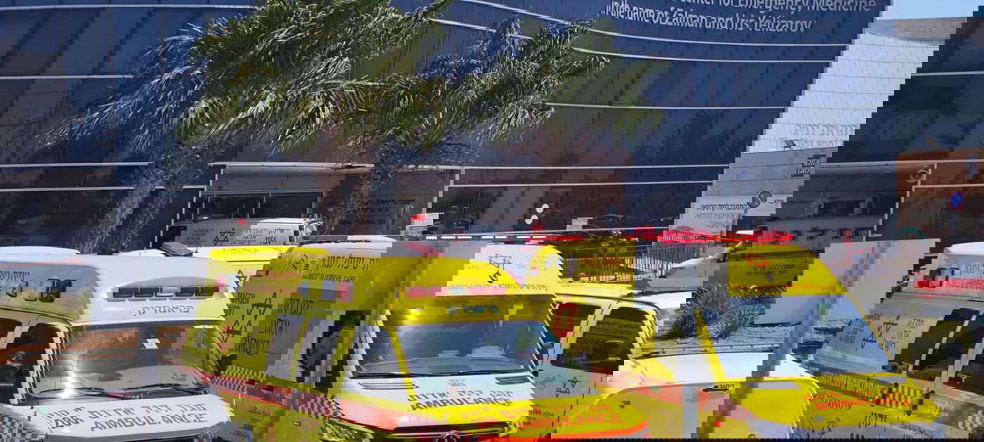 אמבולנסים של מד"א בכניסה לבית החולים שיבא