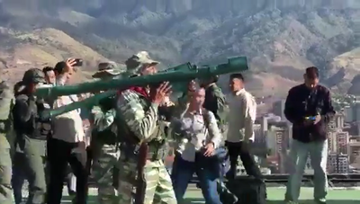 צינורות פלסטיק? חיילי ונצואלה מציגים "עוצמה" אווירית על גגות קראקס | צפו
