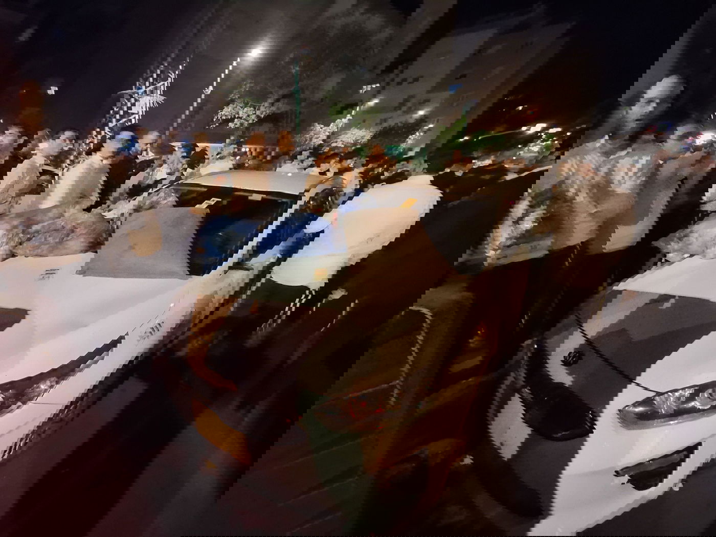 צה"ל על הדרמה הלילית: "מספר רב של פורעים הפכו את הניידת; מגנים בתוקף כל ניסיון לפגוע בחיילים"