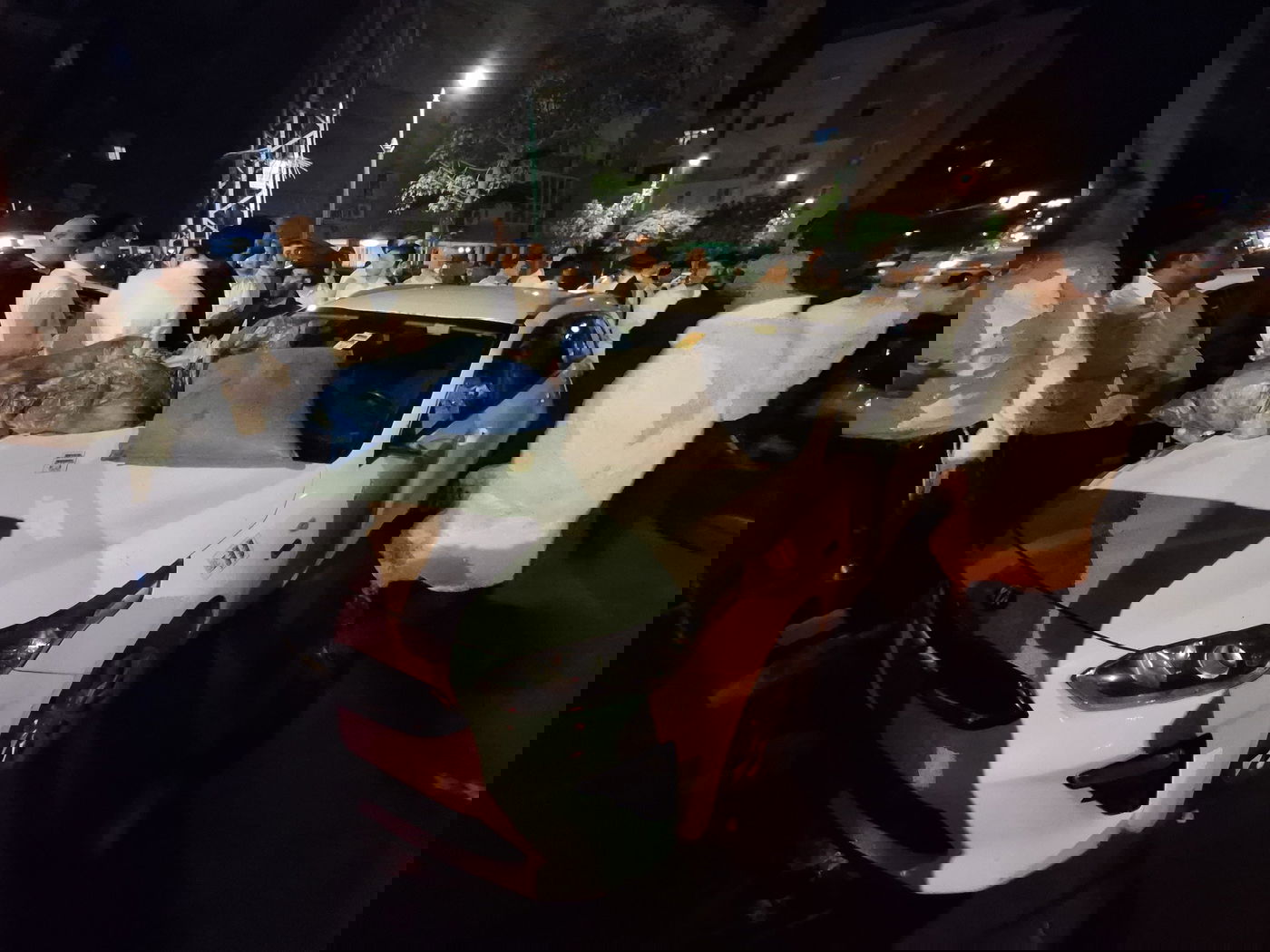 צה"ל על הדרמה הלילית: "מספר רב של פורעים הפכו את הניידת; מגנים בתוקף כל ניסיון לפגוע בחיילים"