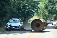 תיעוד: מכבש כבד התנגש ברכב - הנהג יצא בנס | צפו
