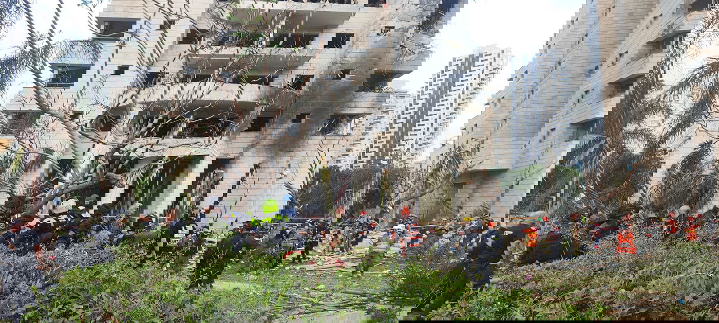 כוחות חילוץ והצלה עם פיקוד העורף בזירת אסון בפתח תקווה