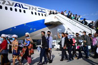 קבוצת עולים מבני המנשה בכניסה לארץ