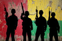 צללית חיילים על רקע דגל גינאה-ביסאו