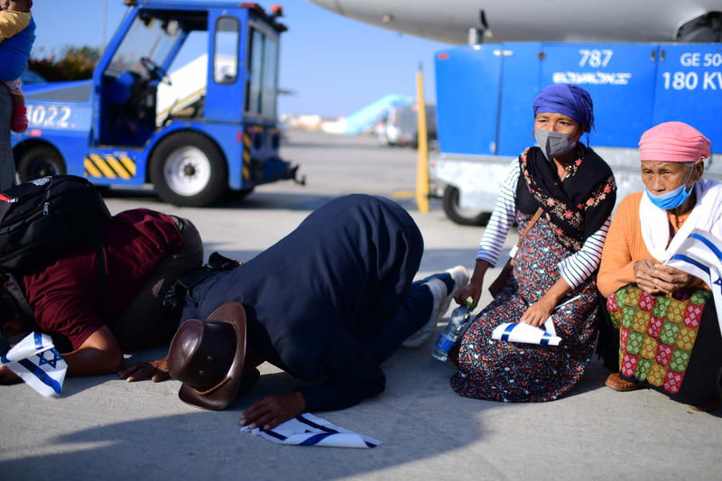 בני המנשה מנשקים את אדמת ארץ ישראל בהגעתם לארץ