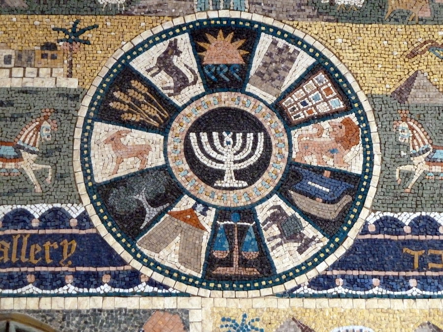 שנים עשר השבטים – יצירה של אמנית הפסיפסים יעל פורטוגז בגלריית בית הבד, ברובע היהודי בירושלים