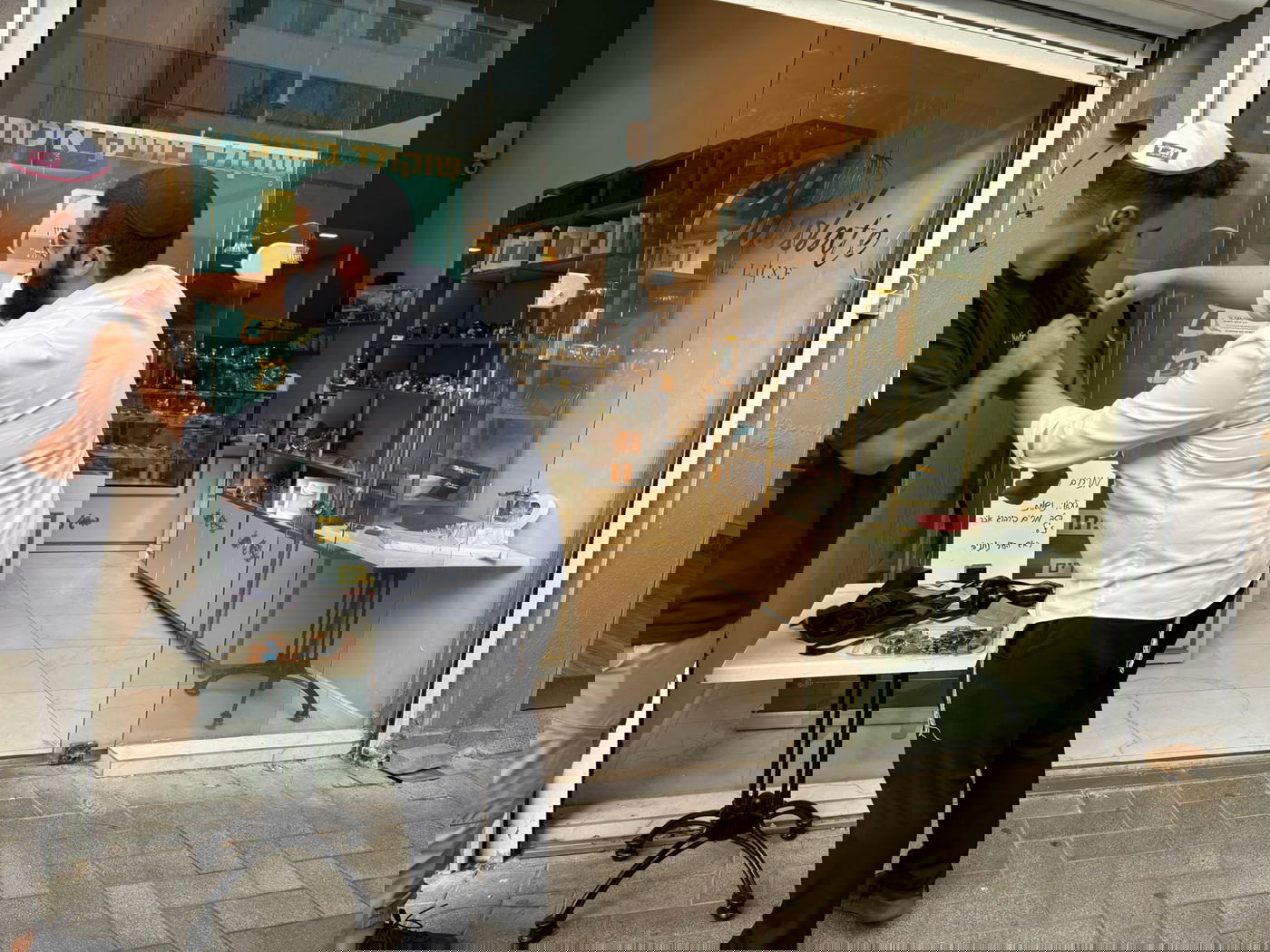 דוכן תפילין בטיילת, עמדות זיכרון ו"באר מרים": ההנצחה החרדית לראשת העיר