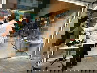 דוכן תפילין בטיילת, עמדות זיכרון ו"באר מרים": ההנצחה החרדית לראשת העיר