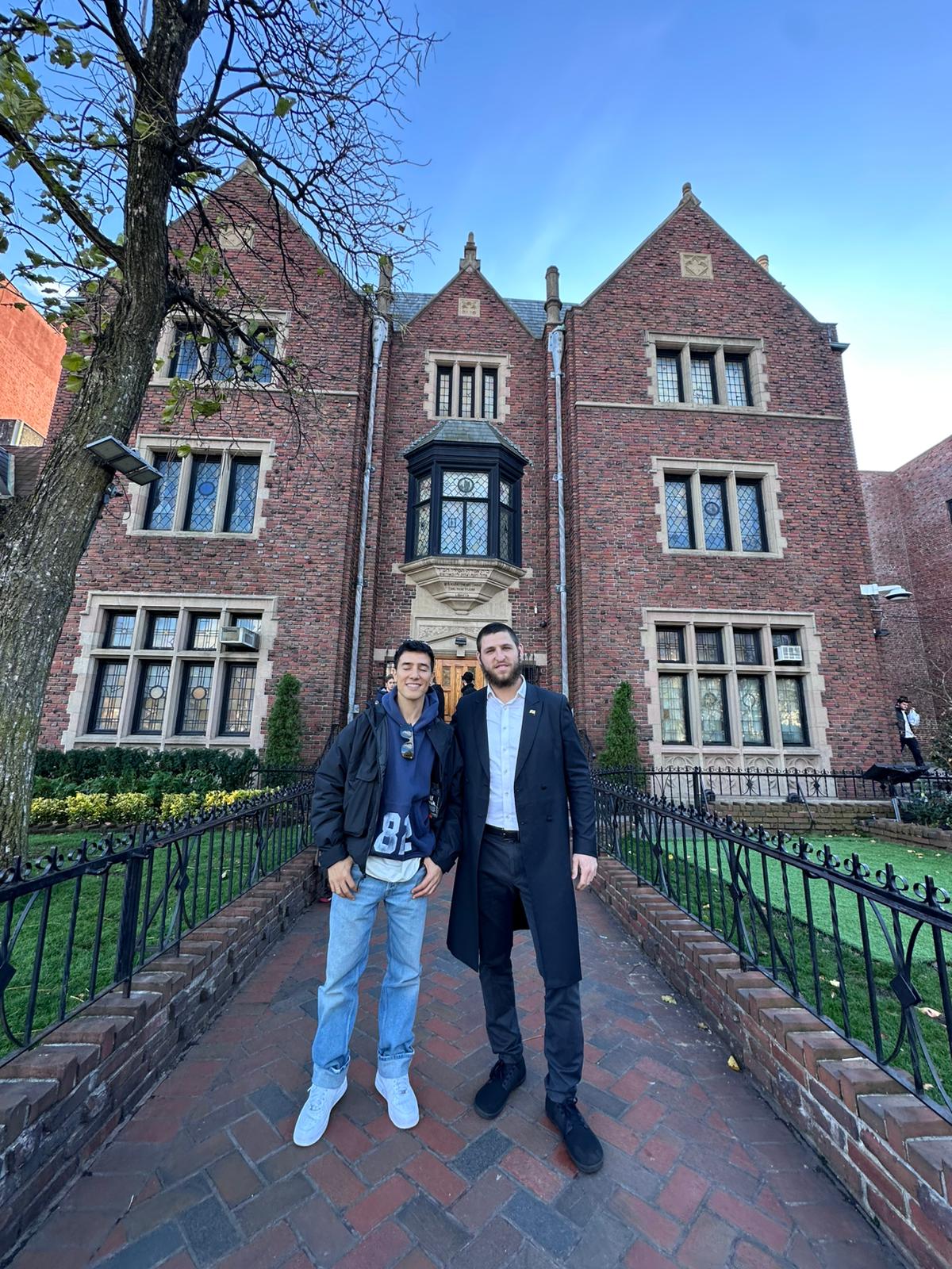 הראל סקעת הגיע לסיבוב הופעות בניו יורק וביקר ב-770